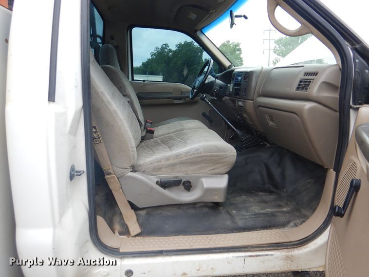 image for item DG8673 2001 Ford F550 Super Duty  utility bed pickup truck with crane