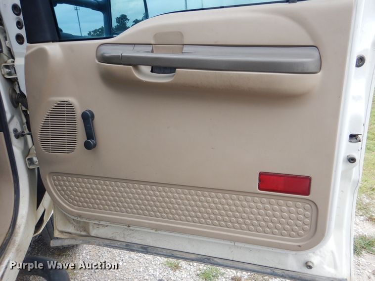 image for item DG8673 2001 Ford F550 Super Duty  utility bed pickup truck with crane