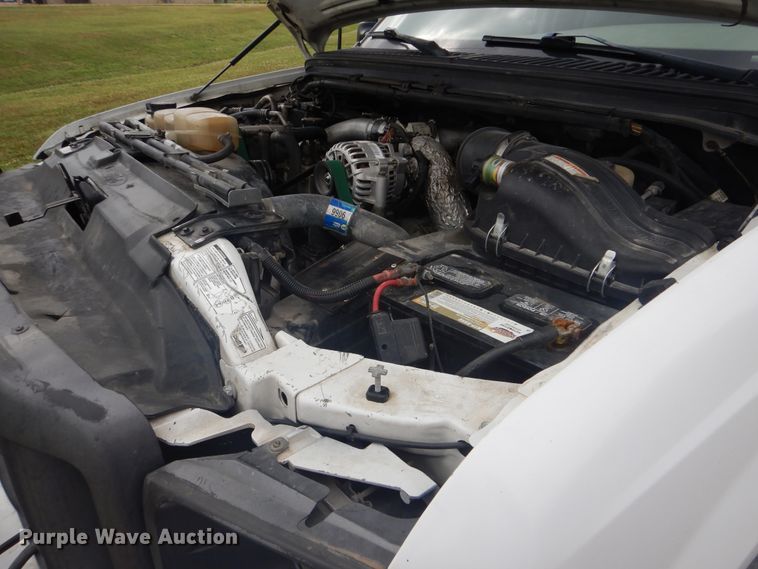 image for item DG8673 2001 Ford F550 Super Duty  utility bed pickup truck with crane