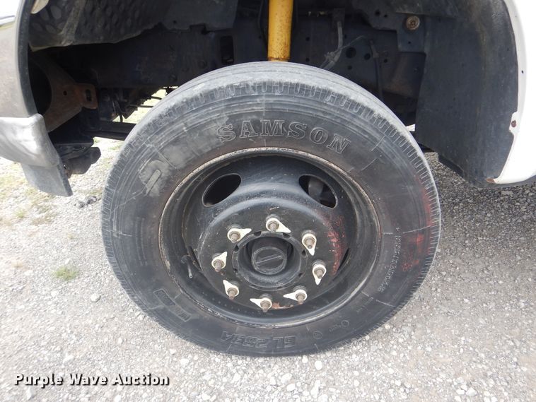 image for item DG8673 2001 Ford F550 Super Duty  utility bed pickup truck with crane