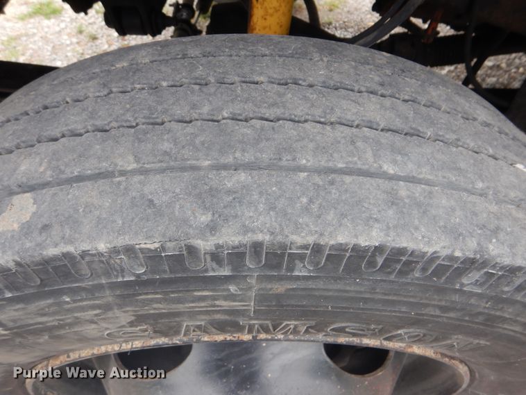 image for item DG8673 2001 Ford F550 Super Duty  utility bed pickup truck with crane