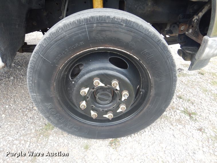 image for item DG8673 2001 Ford F550 Super Duty  utility bed pickup truck with crane