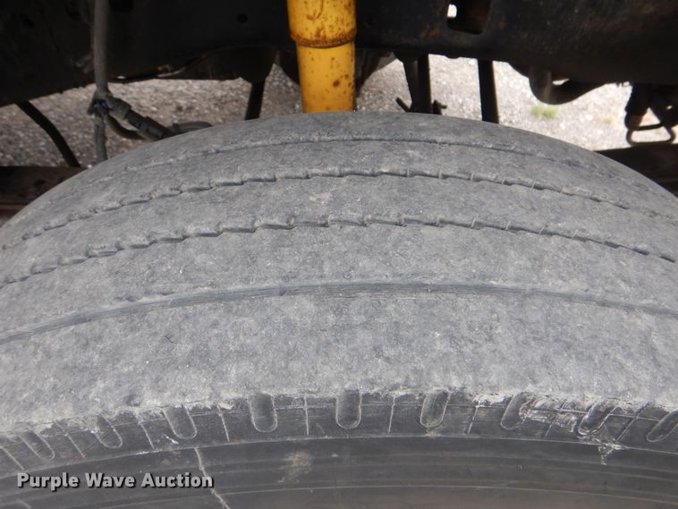 image for item DG8673 2001 Ford F550 Super Duty  utility bed pickup truck with crane