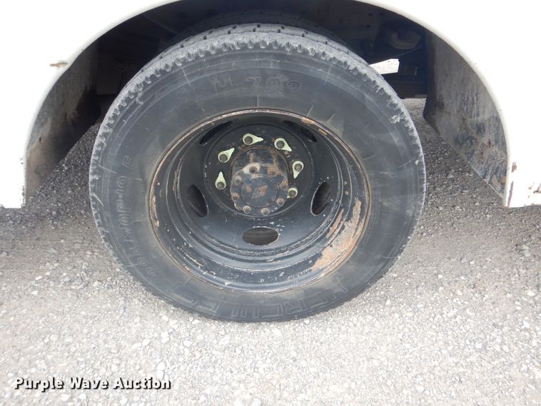 image for item DG8673 2001 Ford F550 Super Duty  utility bed pickup truck with crane