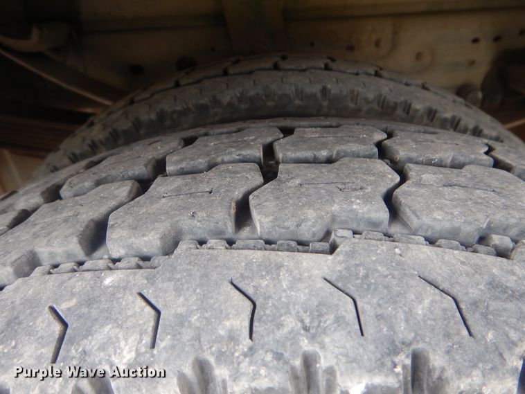 image for item DG8673 2001 Ford F550 Super Duty  utility bed pickup truck with crane