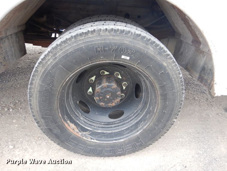 image for item DG8673 2001 Ford F550 Super Duty  utility bed pickup truck with crane