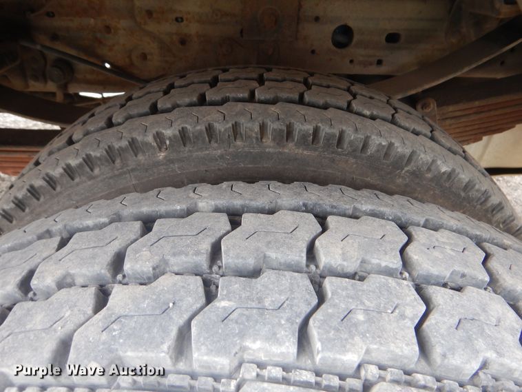 image for item DG8673 2001 Ford F550 Super Duty  utility bed pickup truck with crane