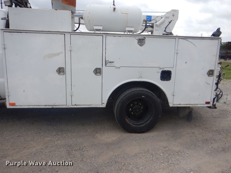 image for item DG8673 2001 Ford F550 Super Duty  utility bed pickup truck with crane