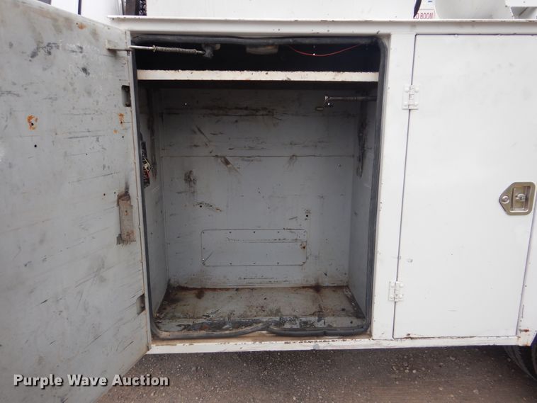 image for item DG8673 2001 Ford F550 Super Duty  utility bed pickup truck with crane