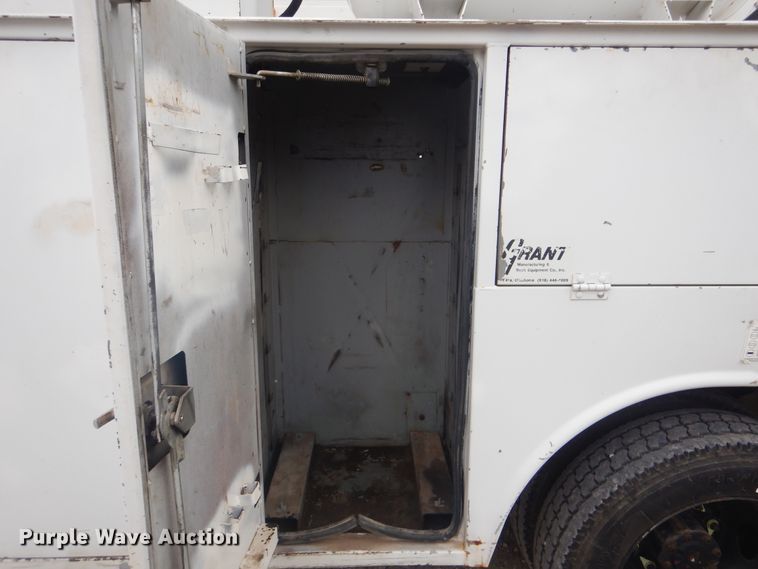 image for item DG8673 2001 Ford F550 Super Duty  utility bed pickup truck with crane