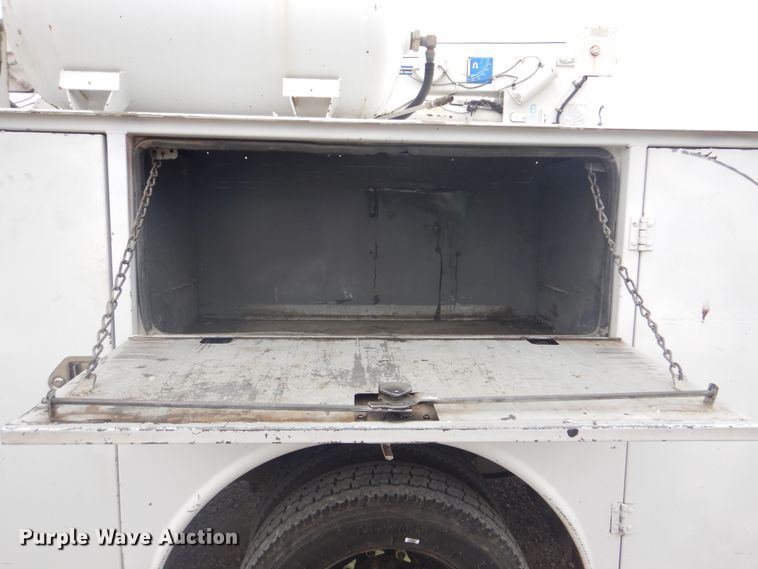 image for item DG8673 2001 Ford F550 Super Duty  utility bed pickup truck with crane