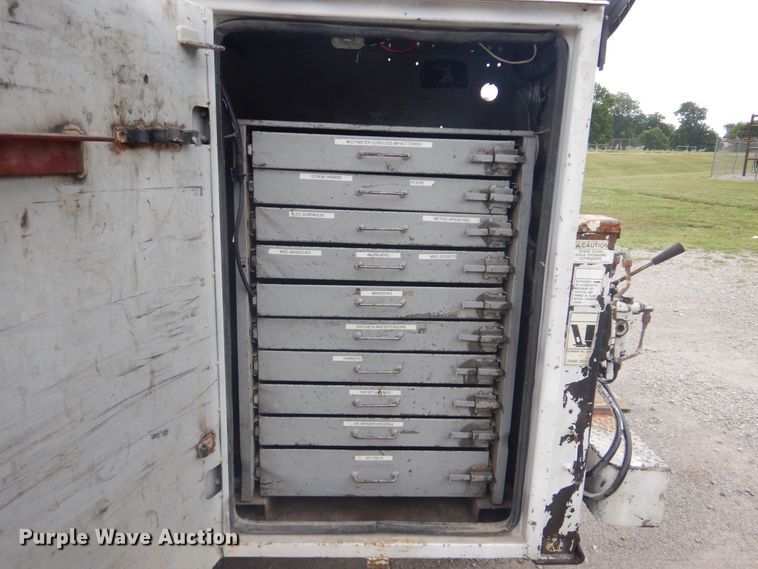 image for item DG8673 2001 Ford F550 Super Duty  utility bed pickup truck with crane