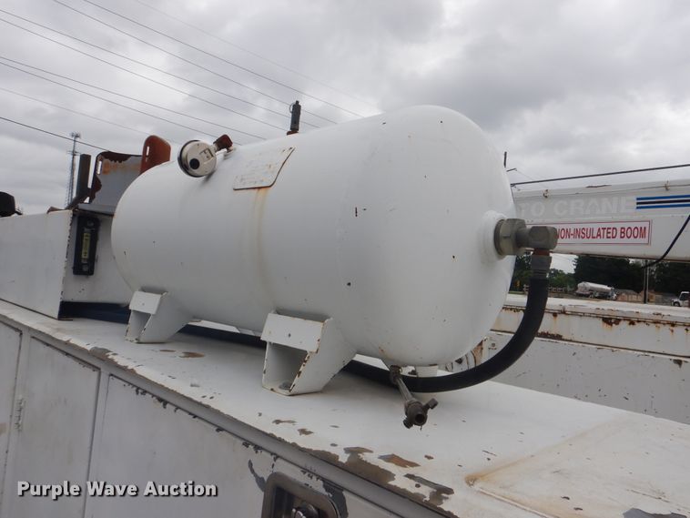 image for item DG8673 2001 Ford F550 Super Duty  utility bed pickup truck with crane