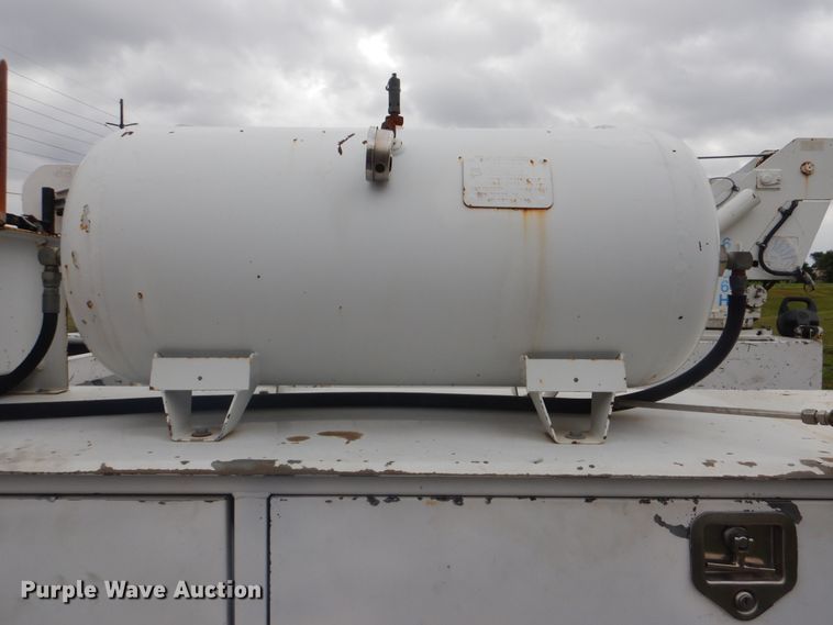 image for item DG8673 2001 Ford F550 Super Duty  utility bed pickup truck with crane