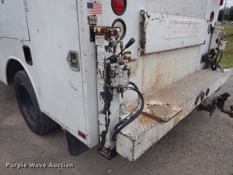 image for item DG8673 2001 Ford F550 Super Duty  utility bed pickup truck with crane