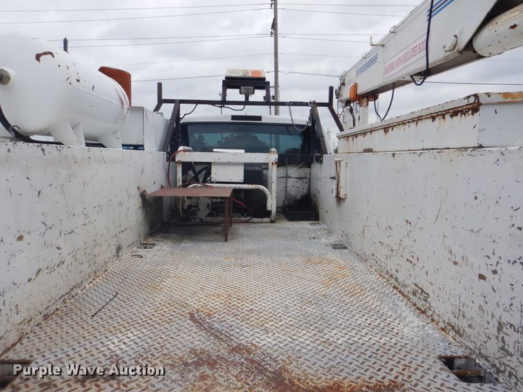 image for item DG8673 2001 Ford F550 Super Duty  utility bed pickup truck with crane