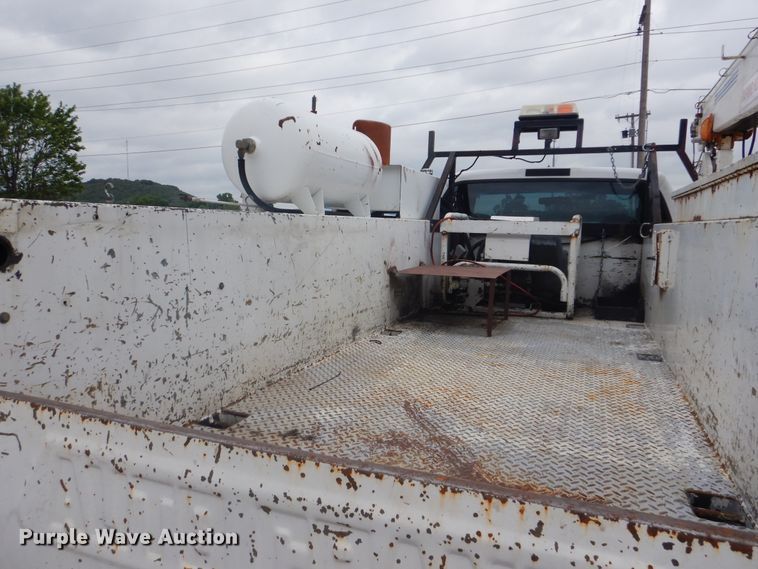 image for item DG8673 2001 Ford F550 Super Duty  utility bed pickup truck with crane