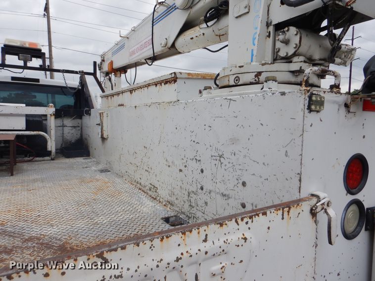 image for item DG8673 2001 Ford F550 Super Duty  utility bed pickup truck with crane