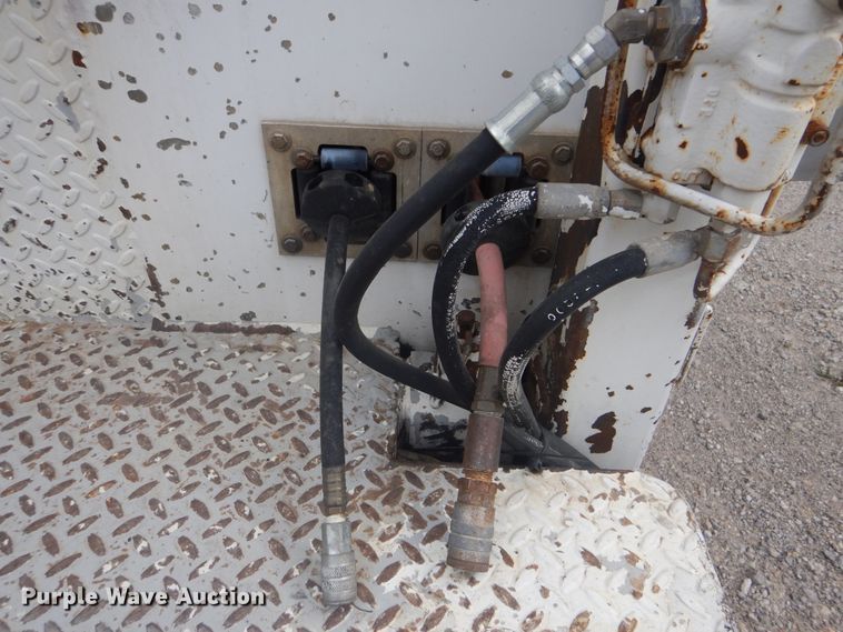 image for item DG8673 2001 Ford F550 Super Duty  utility bed pickup truck with crane