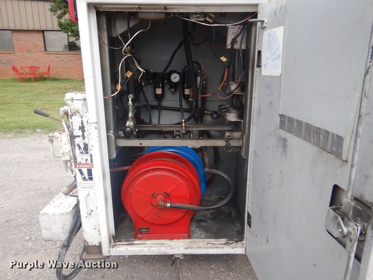 image for item DG8673 2001 Ford F550 Super Duty  utility bed pickup truck with crane