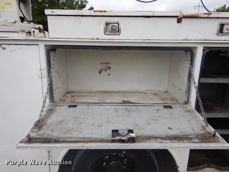 image for item DG8673 2001 Ford F550 Super Duty  utility bed pickup truck with crane