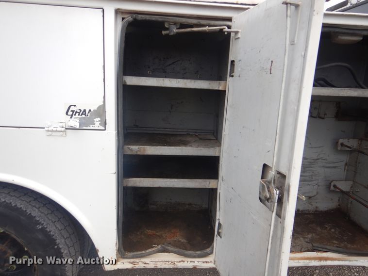 image for item DG8673 2001 Ford F550 Super Duty  utility bed pickup truck with crane