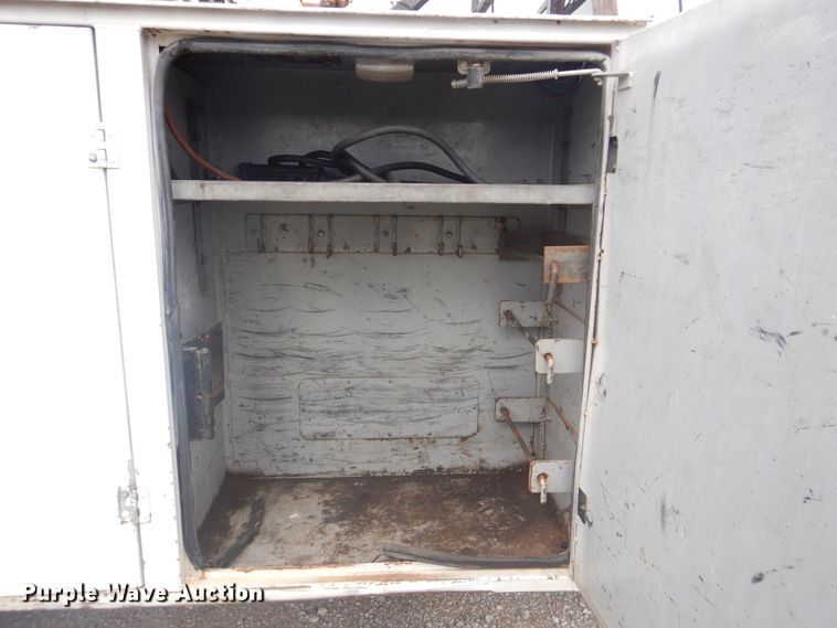 image for item DG8673 2001 Ford F550 Super Duty  utility bed pickup truck with crane