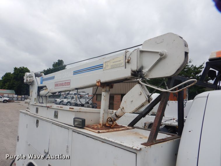 image for item DG8673 2001 Ford F550 Super Duty  utility bed pickup truck with crane