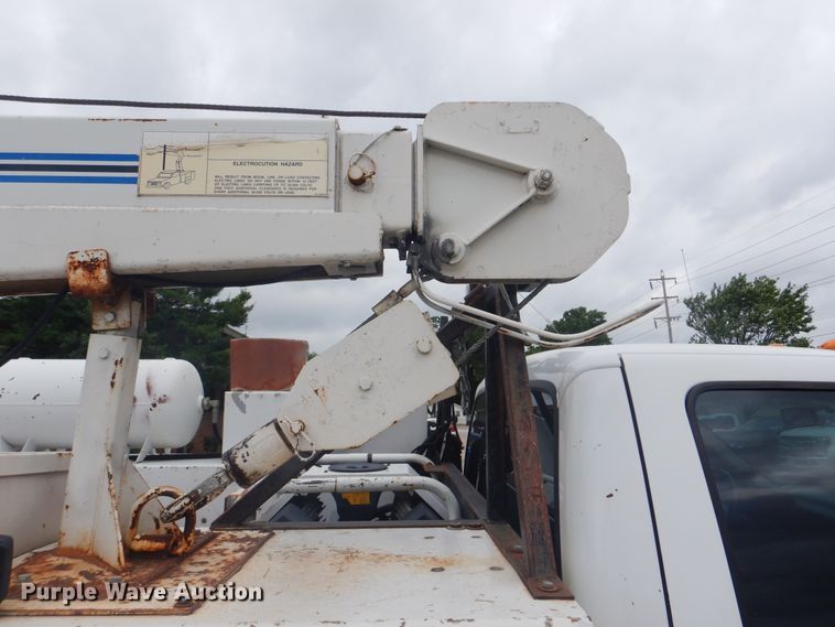 image for item DG8673 2001 Ford F550 Super Duty  utility bed pickup truck with crane