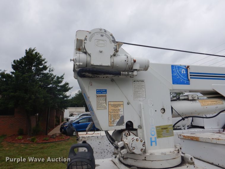 image for item DG8673 2001 Ford F550 Super Duty  utility bed pickup truck with crane