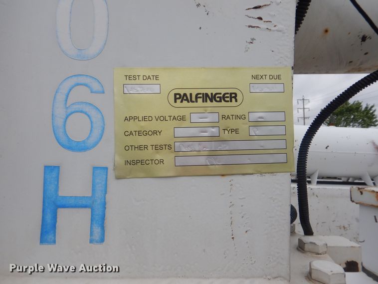 image for item DG8673 2001 Ford F550 Super Duty  utility bed pickup truck with crane