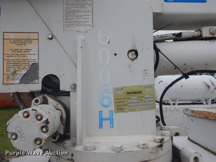 image for item DG8673 2001 Ford F550 Super Duty  utility bed pickup truck with crane