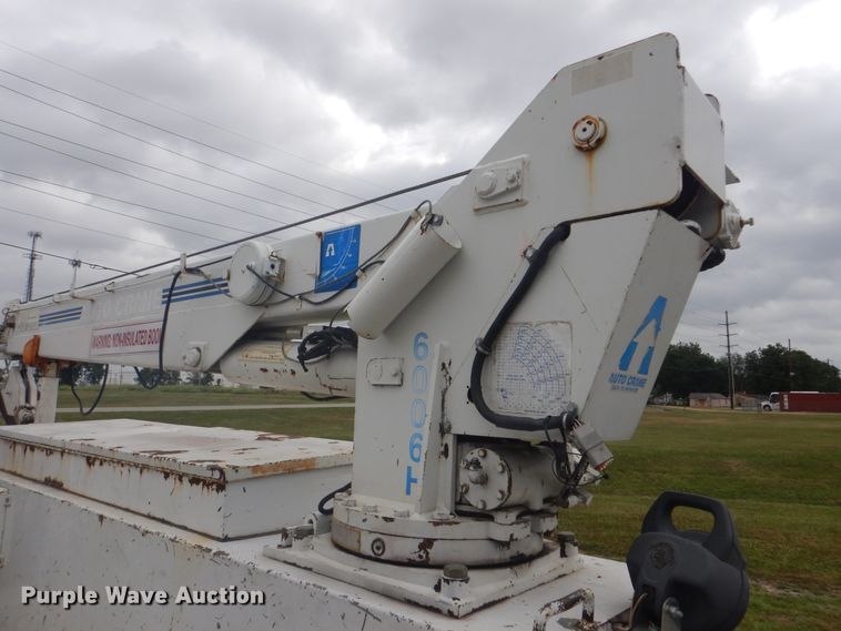 image for item DG8673 2001 Ford F550 Super Duty  utility bed pickup truck with crane