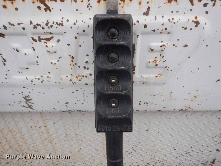 image for item DG8673 2001 Ford F550 Super Duty  utility bed pickup truck with crane