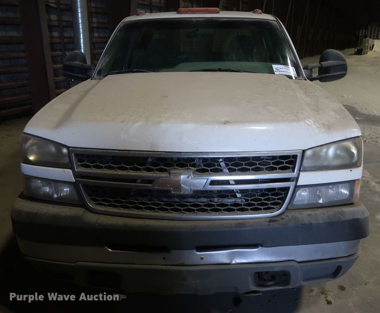 image for item DH0893 2005 Chevrolet Silverado 3500  Crew Cab utility bed pickup truck