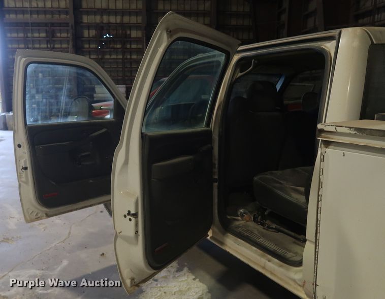 image for item DH0893 2005 Chevrolet Silverado 3500  Crew Cab utility bed pickup truck