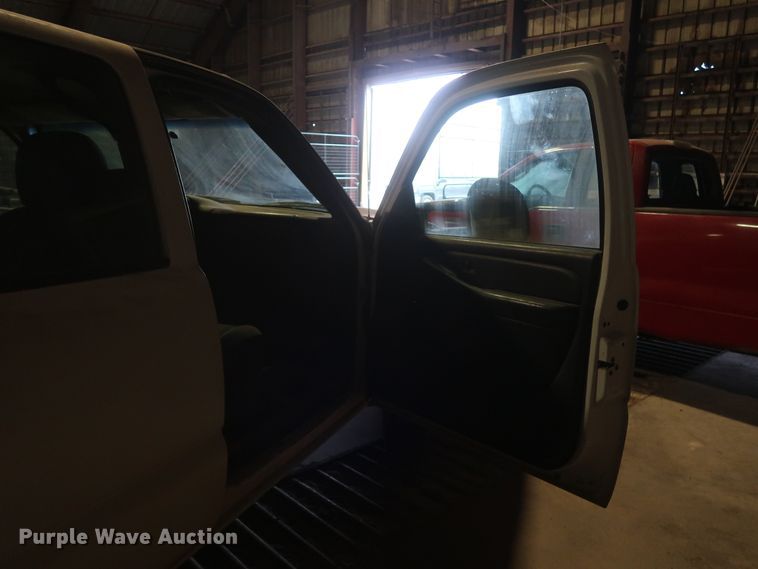 image for item DH0893 2005 Chevrolet Silverado 3500  Crew Cab utility bed pickup truck