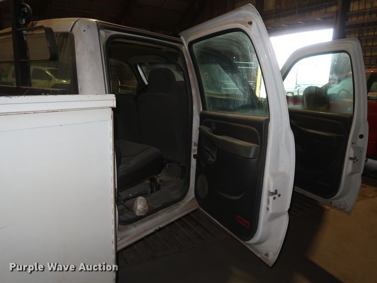 image for item DH0893 2005 Chevrolet Silverado 3500  Crew Cab utility bed pickup truck