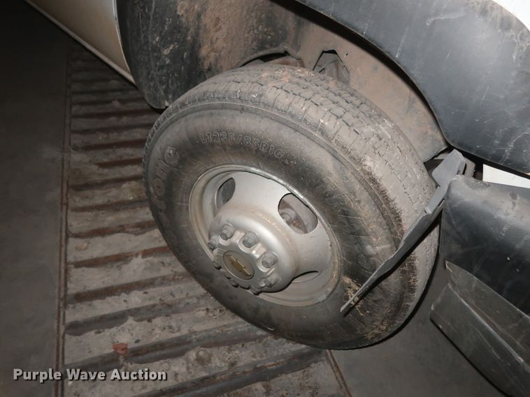 image for item DH0893 2005 Chevrolet Silverado 3500  Crew Cab utility bed pickup truck