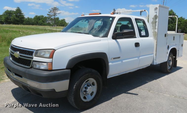 image for item DH1039 2006 Chevrolet Silverado 2500HD  Ext. Cab utility bed pickup truck