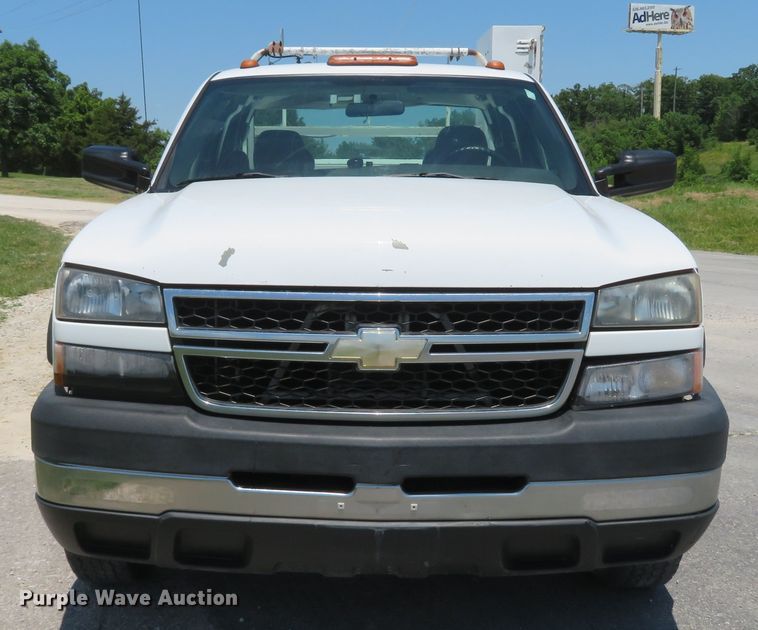image for item DH1039 2006 Chevrolet Silverado 2500HD  Ext. Cab utility bed pickup truck