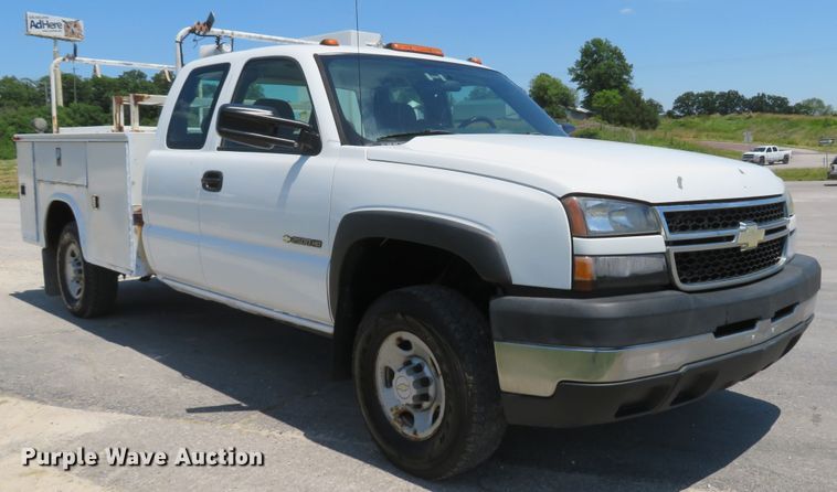 image for item DH1039 2006 Chevrolet Silverado 2500HD  Ext. Cab utility bed pickup truck