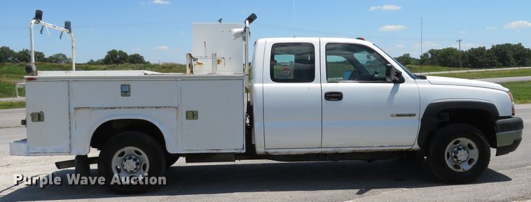 image for item DH1039 2006 Chevrolet Silverado 2500HD  Ext. Cab utility bed pickup truck