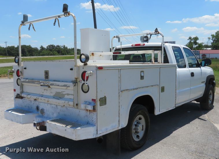 image for item DH1039 2006 Chevrolet Silverado 2500HD  Ext. Cab utility bed pickup truck
