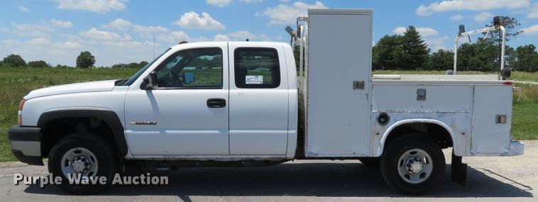 image for item DH1039 2006 Chevrolet Silverado 2500HD  Ext. Cab utility bed pickup truck