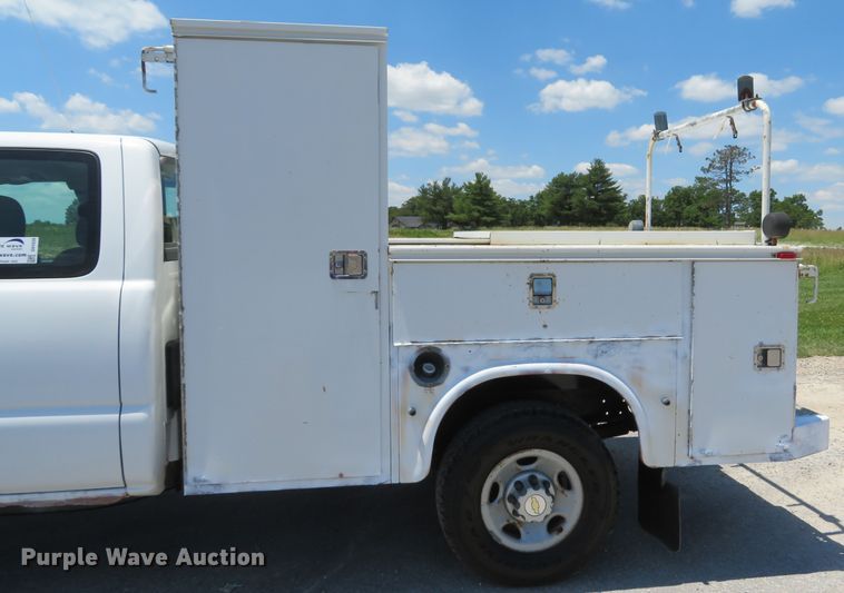 image for item DH1039 2006 Chevrolet Silverado 2500HD  Ext. Cab utility bed pickup truck