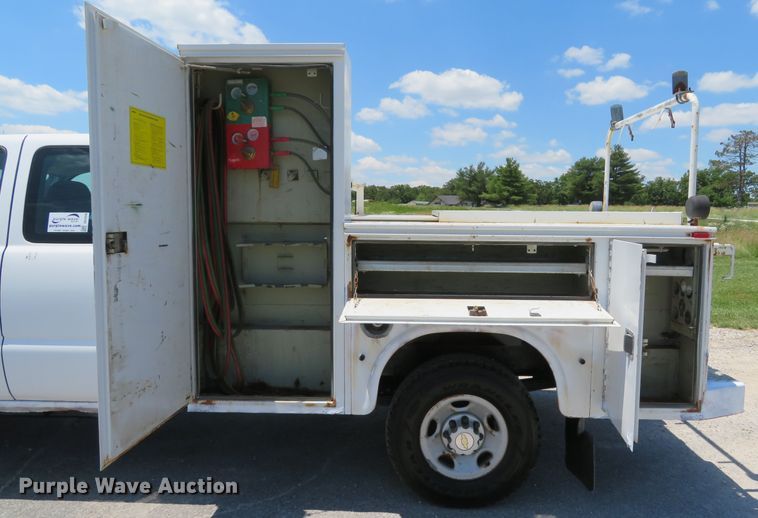 image for item DH1039 2006 Chevrolet Silverado 2500HD  Ext. Cab utility bed pickup truck