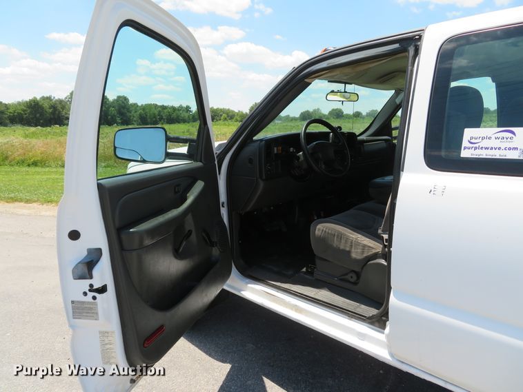 image for item DH1039 2006 Chevrolet Silverado 2500HD  Ext. Cab utility bed pickup truck