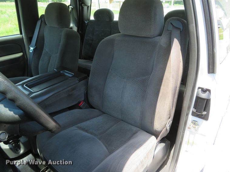 image for item DH1039 2006 Chevrolet Silverado 2500HD  Ext. Cab utility bed pickup truck