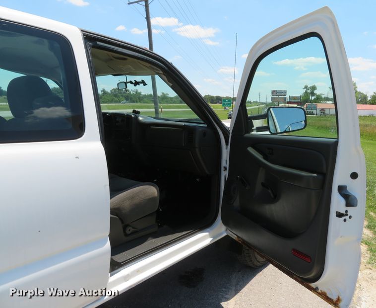 image for item DH1039 2006 Chevrolet Silverado 2500HD  Ext. Cab utility bed pickup truck